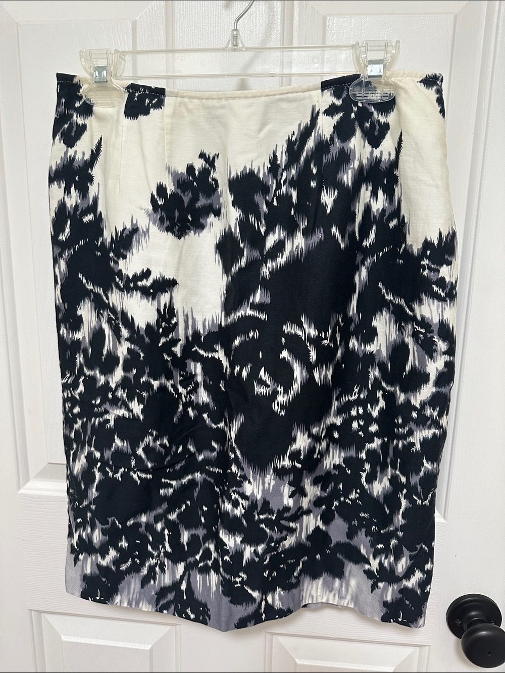 0148 Worthington Black and White Printed Pencil‎ Skirt size 8